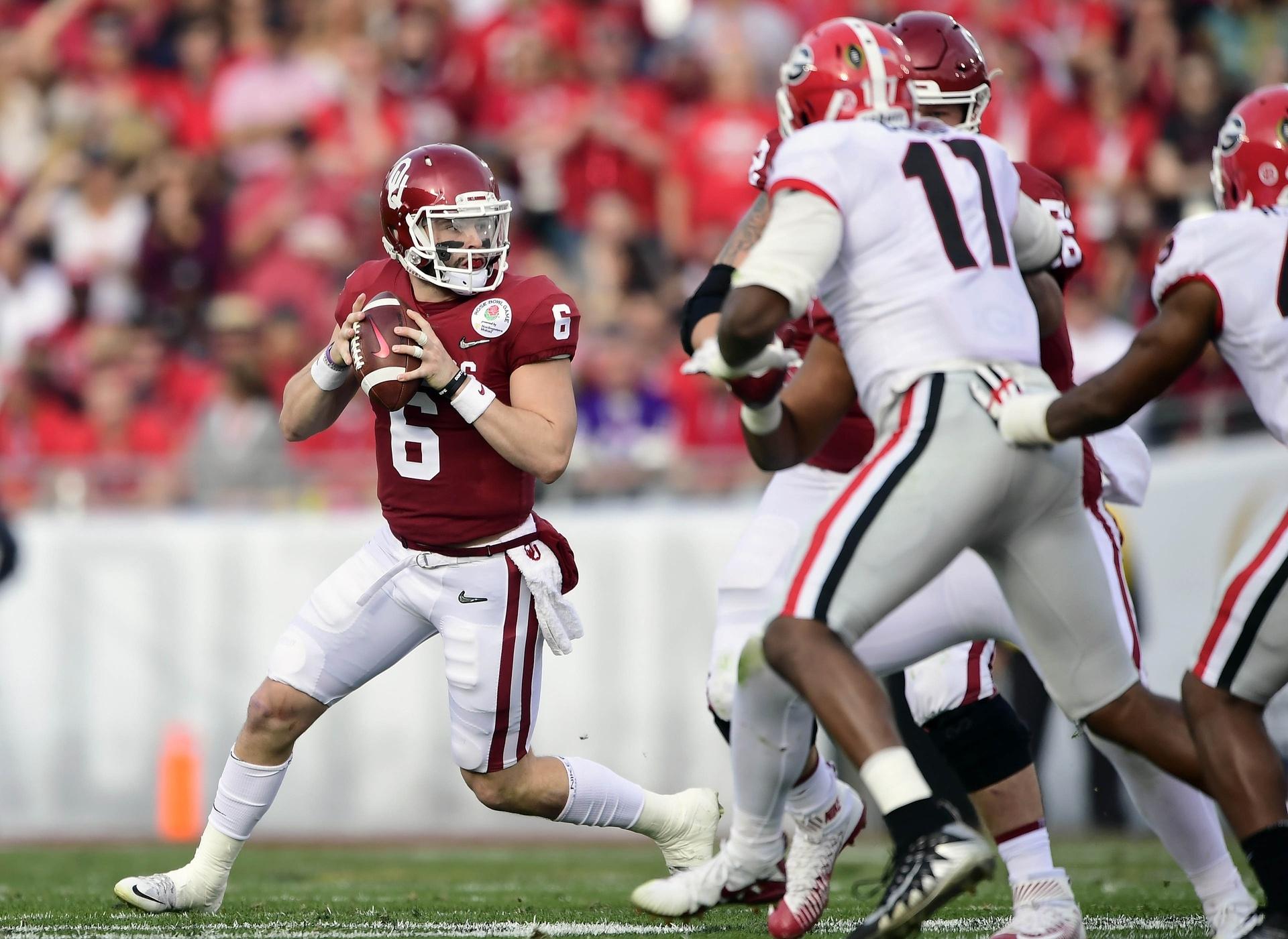Baker Mayfield scans the field versus Georgia