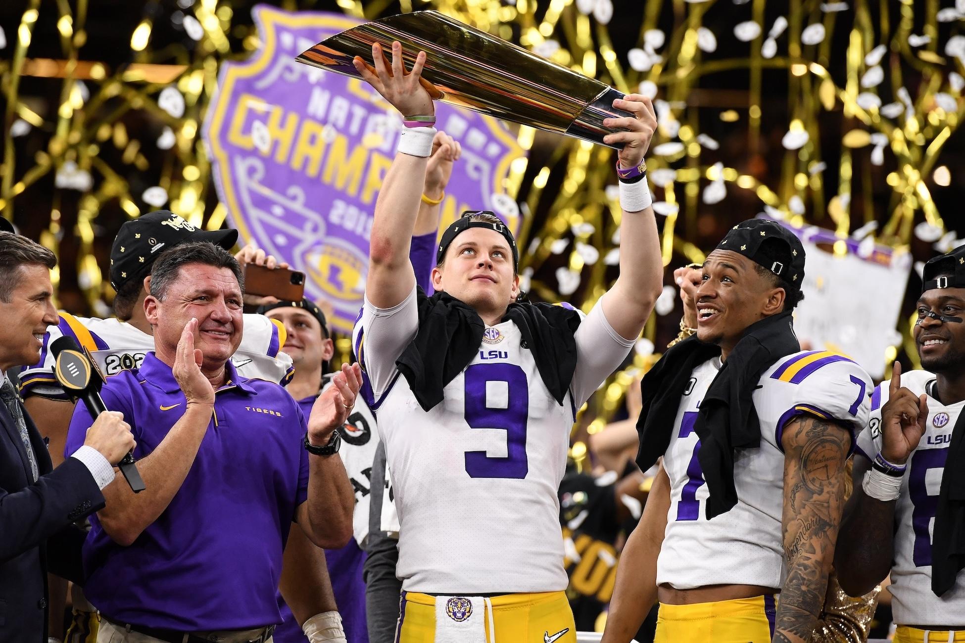 Joe Burrow hoists national championship trophy